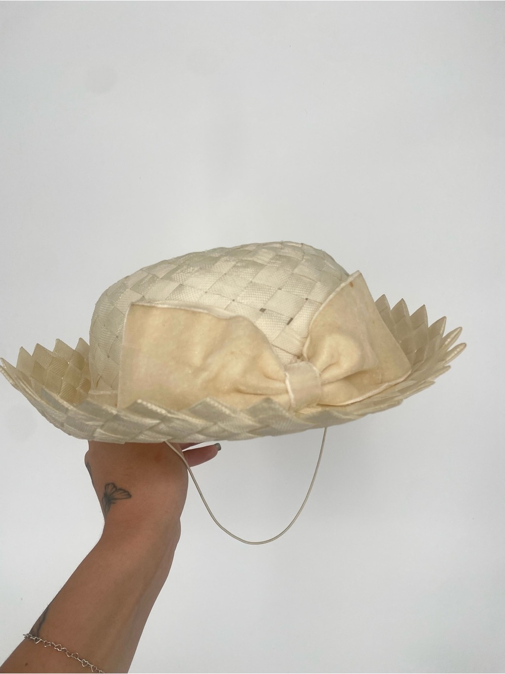 Vintage Cream Off White Woven Straw Hat W Velvet Bow Detail Sunhat Elastic Strap - Picture 12 of 16
